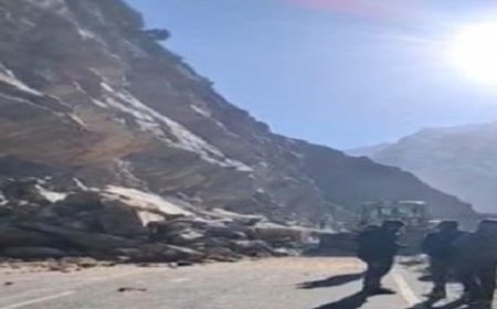 लाहौल के मूलिंग पुल के पास पहाड़ी दरकने से मनाली-लेह हाईवे यातायात के लिए अवरूद्ध