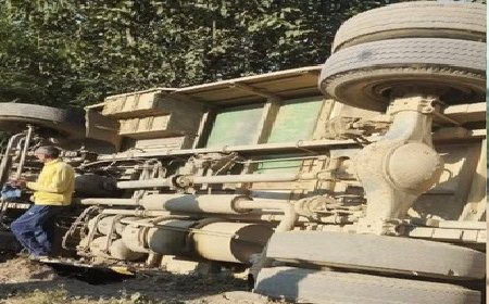 अनियंत्रित होकर सड़क किनारे पलटी मंडी से धर्मपुर जा रही निजी बस, यात्रियों में मची चीख-पुकार