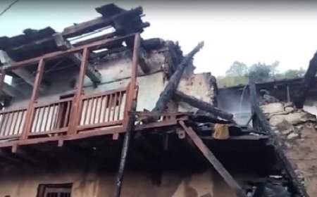 रामपुर की दलाश पंचायत के रठोह गांव में तीन मंजिला मकान जलकर राख,घटना में लाखों का नुकसान 