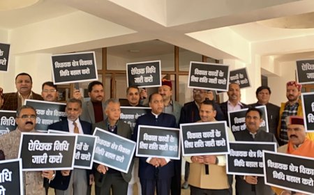 सदन की कार्यवाही शुरू होने से पूर्व विधानसभा परिसर में भाजपा विधायकों ने सरकार के खिलाफ खोला मोर्चा