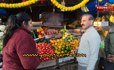 जब सुबह ही धर्मशाला के कचहरी बाजार में सब्जी विक्रेता बेटी से मिलने पहुंचे सीएम सुक्खू , आज लोगों से की बातचीत 