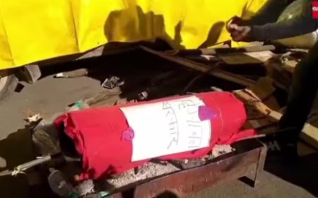 हिन्दू संघर्ष समिति ने बैठक का बॉयकॉट कर निकाली शव यात्रा, थाने के सामने किया सरकार का दाह संस्कार...