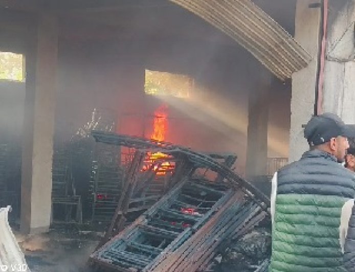 कांगड़ा के फकलोह क्षेत्र में टेंट हाउस में अचानक आग लगने से करीब 80 लाख रुपये का सामान जलकर राख