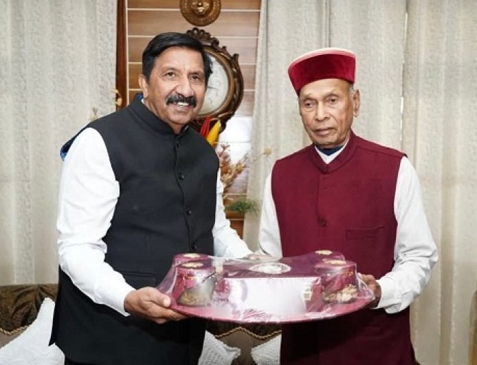 उपमुख्यमंत्री मुकेश अग्निहोत्री ने पूर्व मुख्यमंत्री प्रेम कुमार धूमल को बेटी की शादी का दिया निमंत्रण