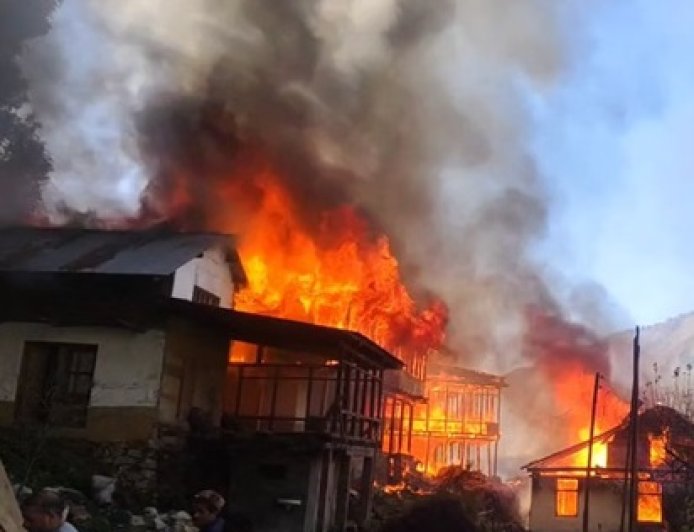 कुल्लू में भड़की भीषण अग्निकांड की भेंट चढ़े कई मकान, घटना में करोड़ो के नुकसान की आशंका 