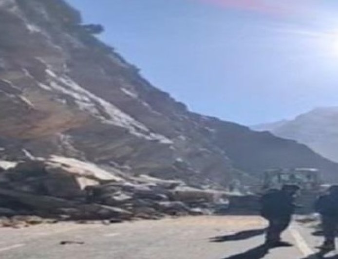लाहौल के मूलिंग पुल के पास पहाड़ी दरकने से मनाली-लेह हाईवे यातायात के लिए अवरूद्ध