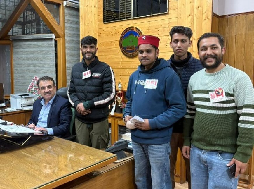 एसएफआई प्रदेश *विश्वविद्यालय इकाई द्वारा छात्रों की मांगो को लेकर वीसी को सौंपा ज्ञापन