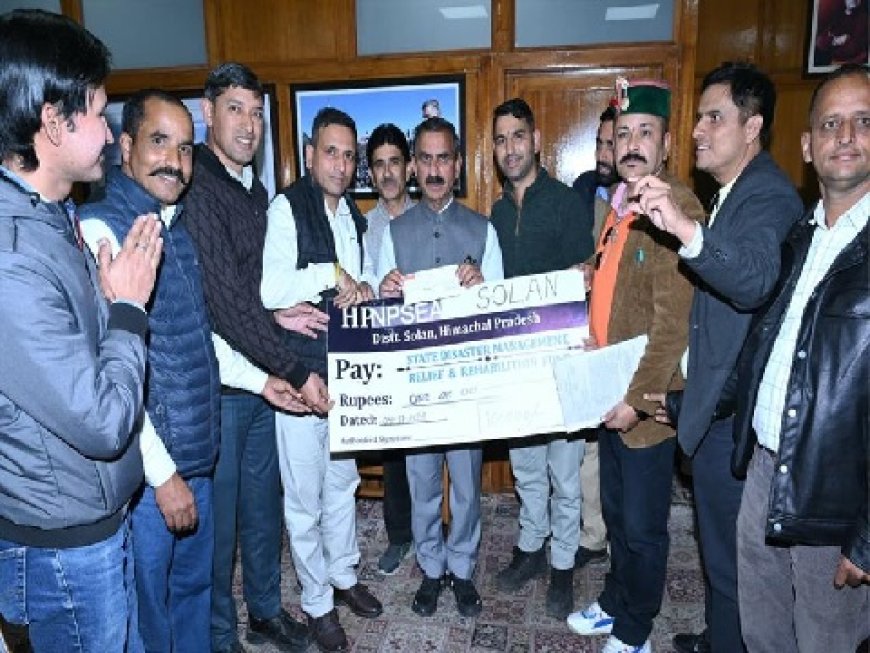 नई पेंशन स्कीम कर्मचारी संघ, जिला सोलन ने मुख्यमंत्री राहत कोष में एक लाख रुपये का चेक किया भेंट  