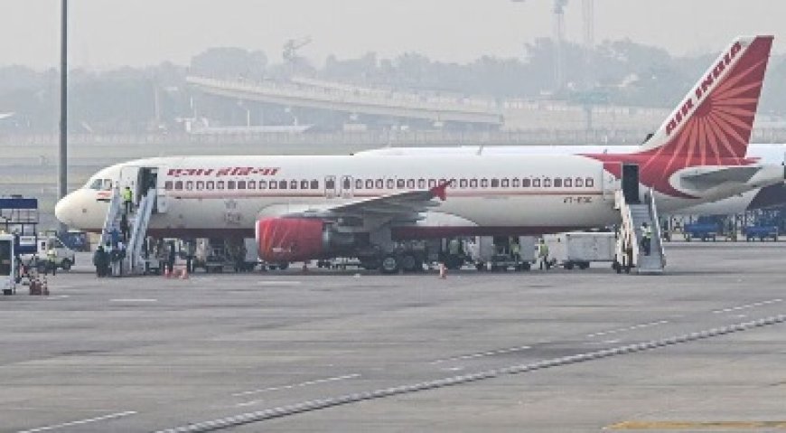 दिल्ली हवाई अड्डे पर 100 से ज्यादा उड़ानें लेट, तकनीकी खराबी के चलते यात्री परेशान   