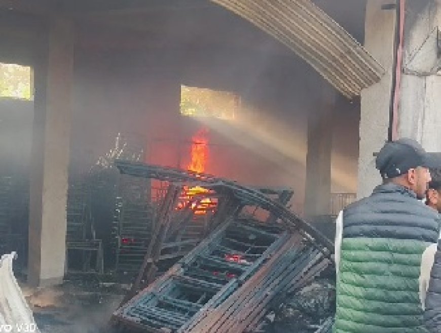 कांगड़ा के फकलोह क्षेत्र में टेंट हाउस में अचानक आग लगने से करीब 80 लाख रुपये का सामान जलकर राख