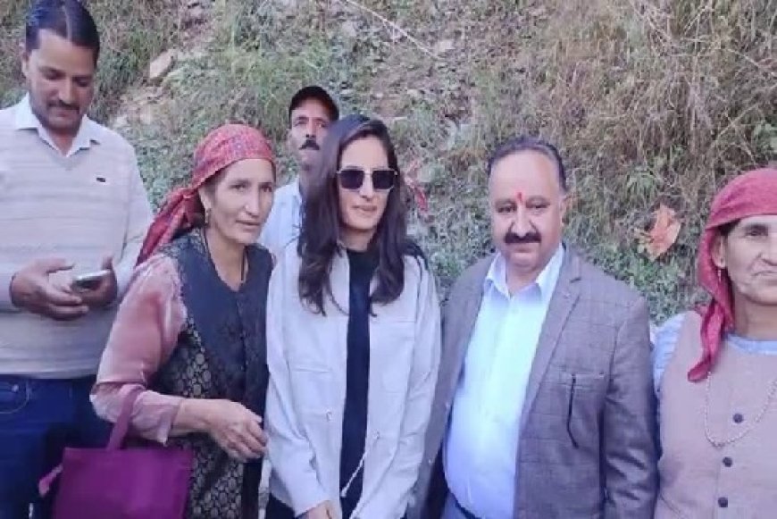 भारतीय टीम की तेज गेंदबाज रेणुका ठाकुर अपने गृह क्षेत्र रोहडू पहुंचीं तो लोगों ने फूल माला से किया स्वागत  