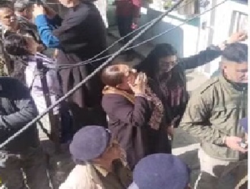 शिमला के संजौली में नमाज पढ़ने को लेकर मस्जिद के बाहर लोगों का उमड़ा जमावड़ा 