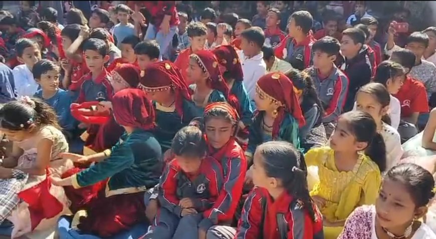 स्कूलों में बाल दिवस के रूप में मनाई देश के पहले प्रधानमंत्री की जयंती , केंट स्कूल में बच्चों ने प्रस्तुत किए सांस्कृतिक कार्यक्रम