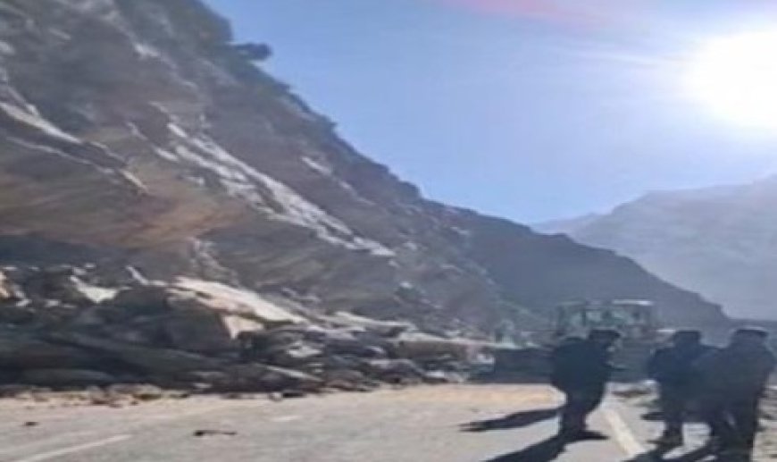 लाहौल के मूलिंग पुल के पास पहाड़ी दरकने से मनाली-लेह हाईवे यातायात के लिए अवरूद्ध