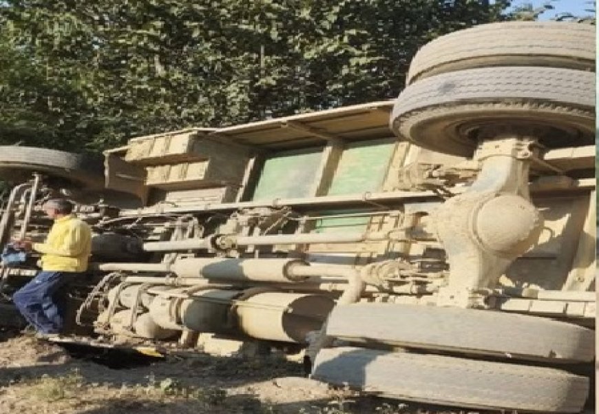 अनियंत्रित होकर सड़क किनारे पलटी मंडी से धर्मपुर जा रही निजी बस, यात्रियों में मची चीख-पुकार