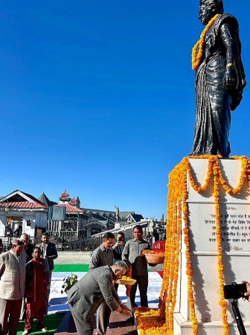 शिक्षा मंत्री ने पूर्व प्रधानमंत्री इंदिरा गांधी की जयंती पर पुष्पांजलि की अर्पित