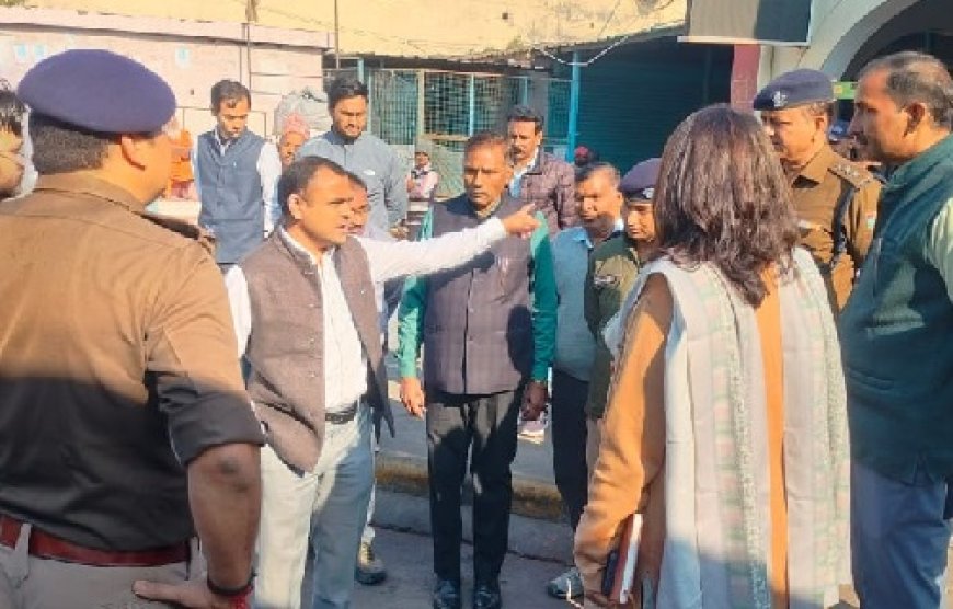 धर्म नगरी को स्वच्छ एव क्लीन नगर बनाने के लिए जिलाधिकारी स्वयं धरातल पर उतरकर सफाई व्यवस्था का लिया जायजा 