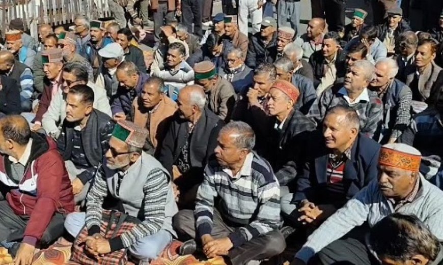 हिमाचल रोड ट्रांसपोर्ट कॉर्पोरेशन के पेंशनरों ने सरकार के खिलाफ एकजुट होकर किया धरना-प्रदर्शन  