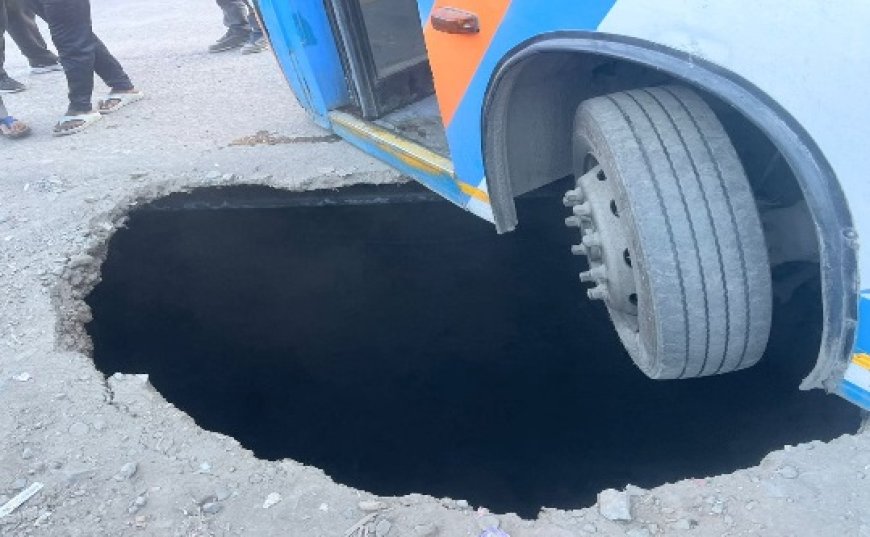 शिमला के भट्टाकुफर चाैक पर बीच सड़क पर अचानक बने बड़े गड्ढे में गिरी स्कूल की एक बच्ची,रेस्क्यू के बाद निकाला सुरक्षित  