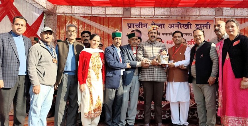 लोक निर्माण मंत्री ने जुब्बड़हट्टी (हलटी) में आयोजित तीन दिवसीय अनोखी डाली मेले के दूसरे दिन मुख्य अतिथि के रूप में की शिरकत