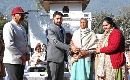 शहीदों को पुष्पचक्र अर्पित कर दी गई श्रद्धांजलि, वीर नारियों को किया सम्मानित