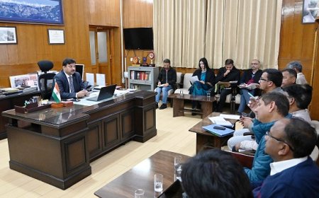 भट्टाकुफर मार्ग पर गड्ढा पड़ने की भारतीय भूवैज्ञानिक सर्वेक्षण ने उपायुक्त को सौंपी रिपोर्ट