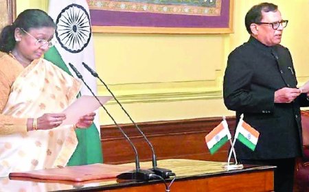 राष्ट्रपति द्रौपदी मुर्मू नदिल्ली में राज कुमार गोयल को मुख्य सूचना आयुक्त के रूप में दिलाई शपथ 