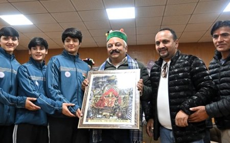 शिक्षा मंत्री ने अंतरराष्ट्रीय स्तर पर उत्कृष्ट प्रदर्शन करने वाली छात्राओं को किया सम्मानित