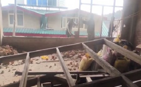 शिमला की बहुचर्चित संजौली मस्जिद की ऊपरी मंजिल को गिराने का कार्य शुरू 