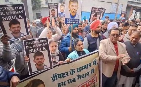 ड्यूटी छोड़ हड़ताल पर डॉक्टर, डॉ राघव का टर्मिनेशन वापिस लेने की उठाई मांग, आईजीएमज़ी में किया प्रदर्शन 