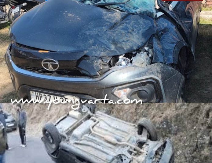 अनियंत्रित होकर गहरी खाई में गिरी कार , दो की मौत , 2 घायल, बीड़-बिलिंग में   पैराग्लाइडिंग साइट के पास हुआ हादसा 