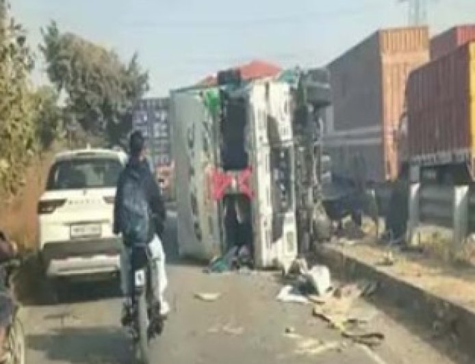 दर्दनाक हादसा : अनियंत्रित ट्रक ने बस, कार और बाइक को मारी टक्कर, चार लोगों की मौत, कई घायल