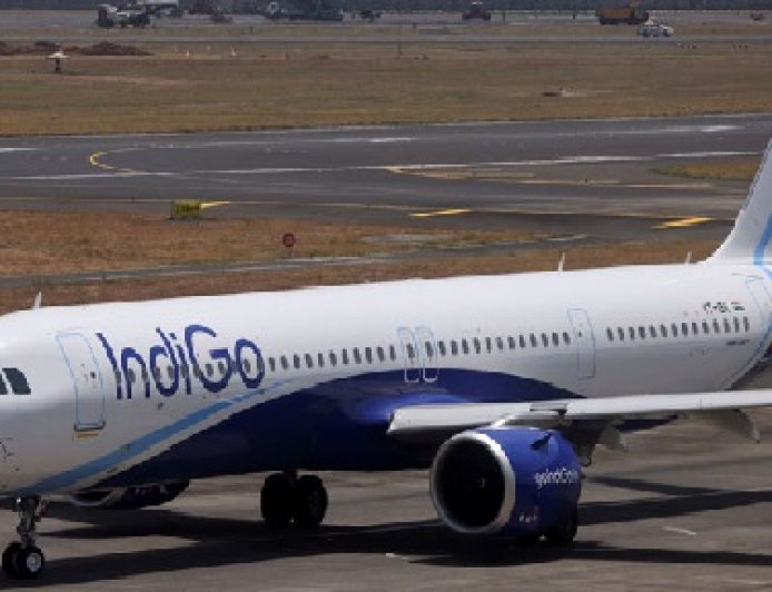 नागर विमानन महानिदेशालय ने इंडिगो पर कसा शिकंजा, उड़ानों की संख्या 5 फीसदी घटाने के आदेश