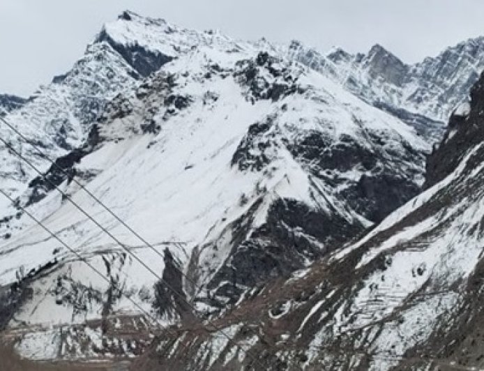 रोहतांग दर्रा सहित लाहौल की ऊंची चोटियों पर लगातार तीसरे दिन बर्फबारी