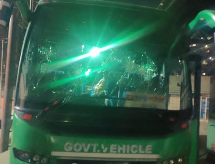 हरियाणा के कुछ युवकों ने कुल्लू बस स्टैंड में सीट न मिलने के कारण वोल्वो बस के तोड़े शीशे 