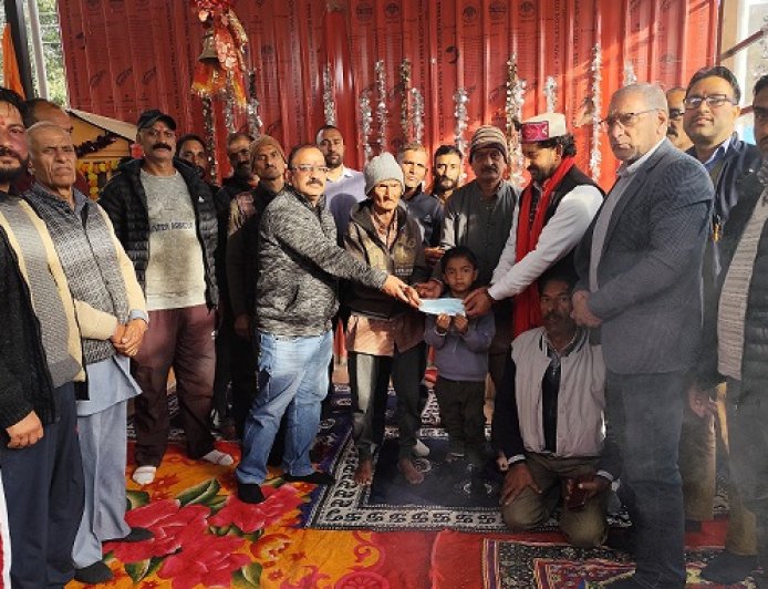 शिरगुल जनसेवा समिति ने नारग की दृष्टिहीन महिला के परिवार की सहायता कर पेश की सेवा की मिसाल