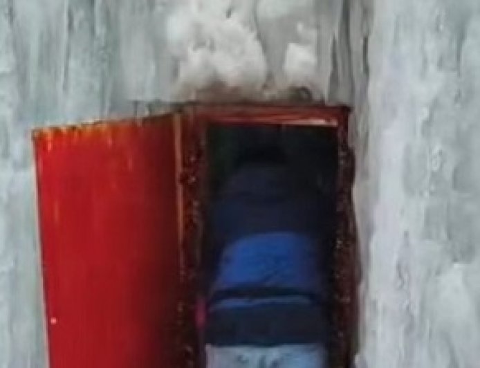 हिमाचल के जनजातीय क्षेत्र स्पीति घाटी में बर्फ से बना एक कैफे बना चर्चा का विषय   