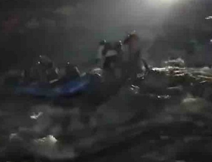 भुंतर के समीप राफ्ट में फंसे पर्यटकों को सुरक्षित बाहर निकाला  