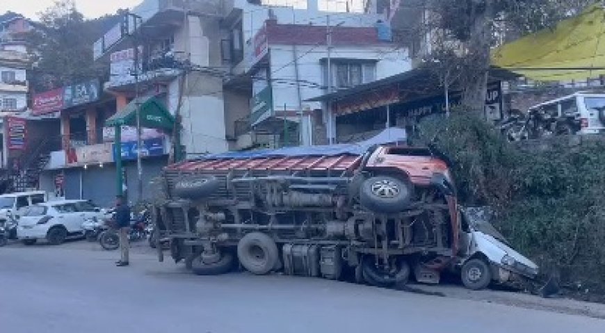 सडक़ किनारे पार्क 2 गाडिय़ों और स्कूटी पर पलटा हाई-वे,दो गाडिय़ां और एक स्कूटी बुरी तरह क्षतिग्रस्त