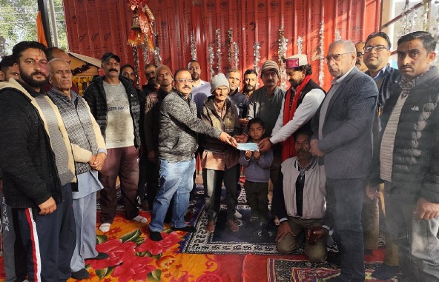 शिरगुल जनसेवा समिति ने नारग की दृष्टिहीन महिला के परिवार की सहायता कर पेश की सेवा की मिसाल