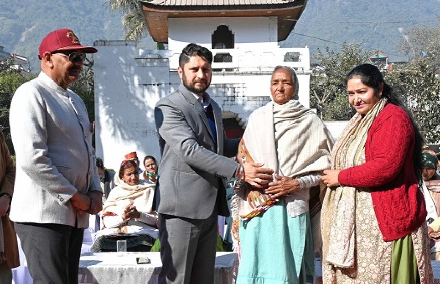 शहीदों को पुष्पचक्र अर्पित कर दी गई श्रद्धांजलि, वीर नारियों को किया सम्मानित