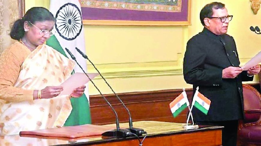 राष्ट्रपति द्रौपदी मुर्मू नदिल्ली में राज कुमार गोयल को मुख्य सूचना आयुक्त के रूप में दिलाई शपथ 