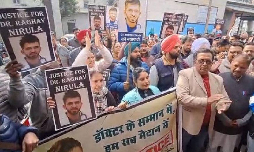 ड्यूटी छोड़ हड़ताल पर डॉक्टर, डॉ राघव का टर्मिनेशन वापिस लेने की उठाई मांग, आईजीएमज़ी में किया प्रदर्शन 