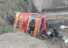 10 फीट गहरी खाई में गिरी निजी बस, हादसे में बस चालक, परिचालक सहित चार लोग घायल 