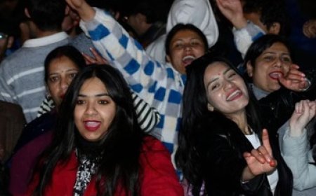 शिमला विंटर कार्निवल की अंतिम संध्या पर मशहूर कॉमेडियन अहसान कुरैशी ने लोगों को खूब हंसाया