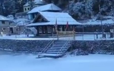 प्रदेश के मंडी जिले में बड़ा देव कमरुनाग में बर्फबारी के चलते मंदिर कमेटी ने देवता के कपाट किए बंद