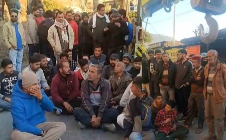 हाइड्रा मशीन की चपेट में आया 11 वर्षीय बच्चा , अस्पताल पहुंचने से पहले ही तोडा दम , एनएच 707 पर धरना 