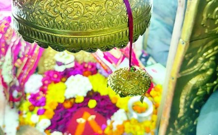 विदेशी श्रद्धालुओं ने गहरी आस्था प्रकट करते हुए माता रानी के चरणों में 26 ग्राम सोने का छत्र किया अर्पित