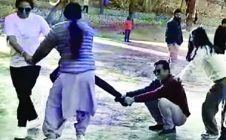 पर्यटन का नया केंद्र बन रही किन्नौर की प्रसिद्ध झील,नाको लेक पर आइस स्केटिंग का लुत्फ ले रहे पर्यटक