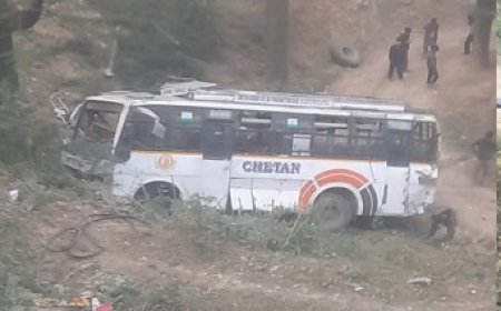 मंडी में निजी बस दुर्घटनाग्रस्त,हादसे में एक बुजुर्ग महिला की माैत, जबकि पांच यात्री घायल 
